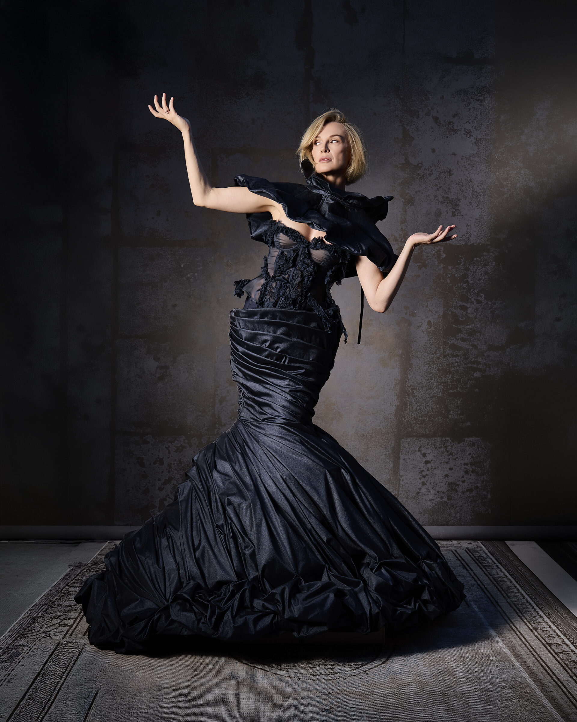 portret glamour, kobieta w czarnej sukni, ręce uniesione