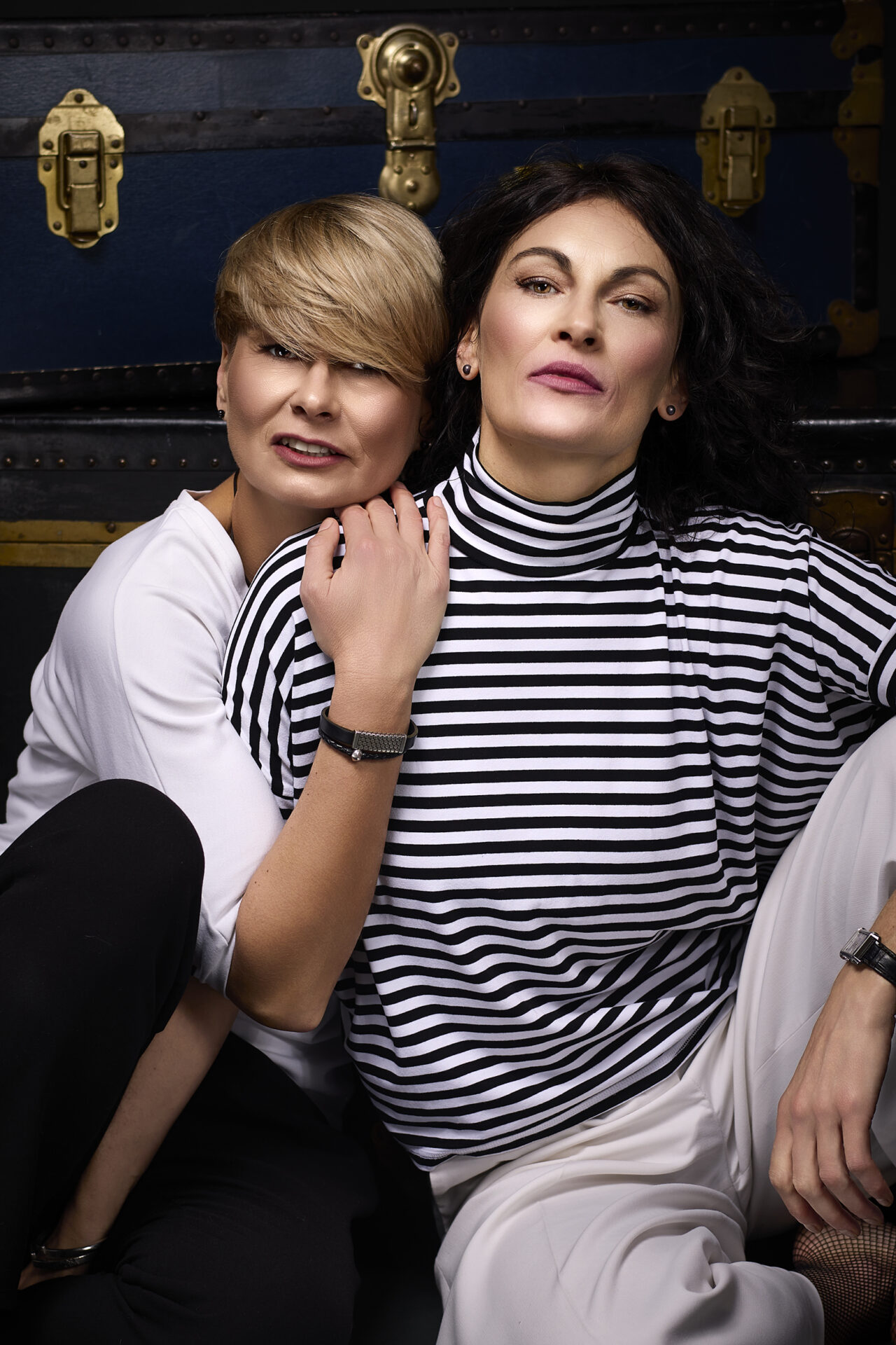 portret osobisty, dwie kobiety w czarno-białych bluzkach