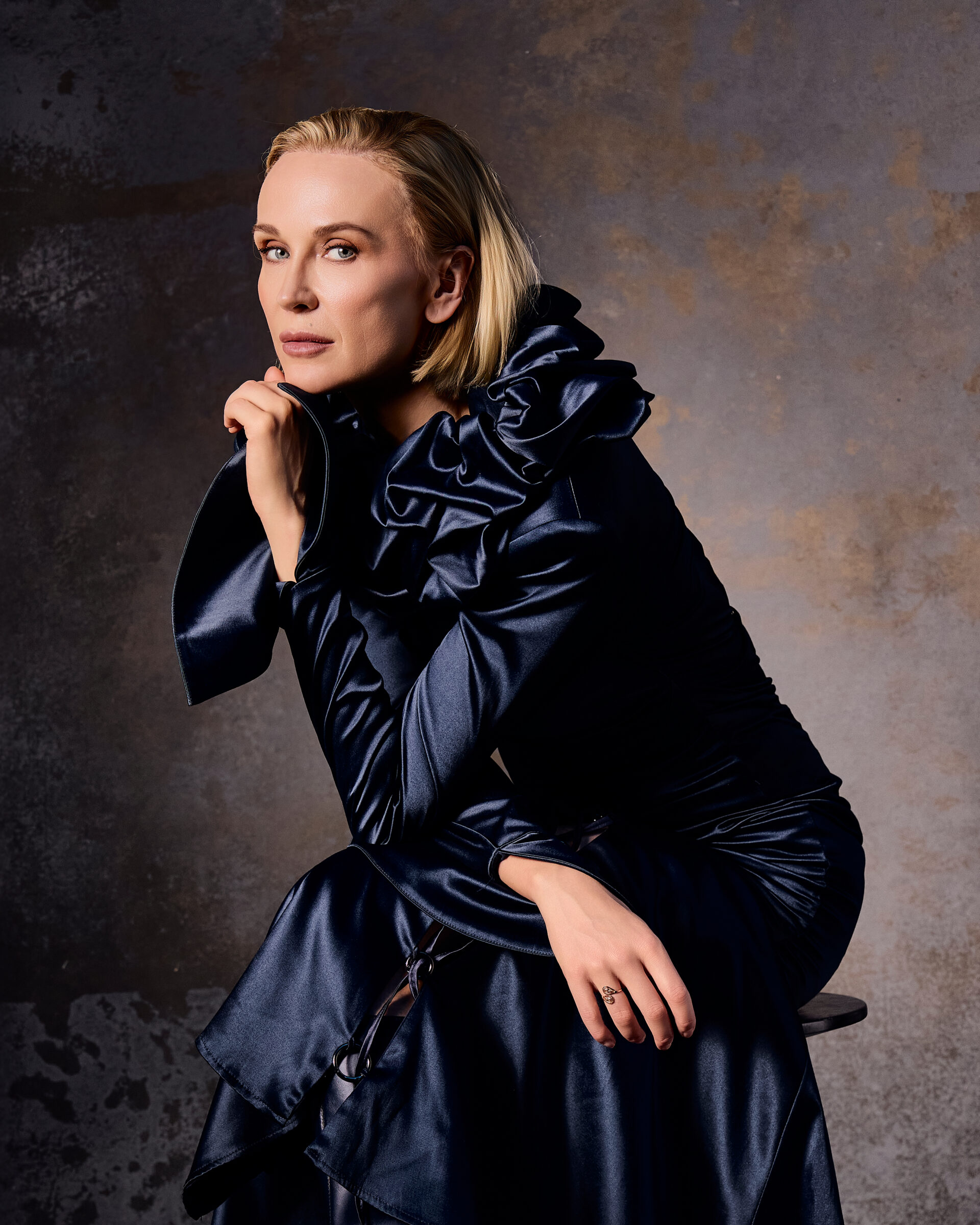 portret glamour, kobieta w granatowej sukni z kołnierzem