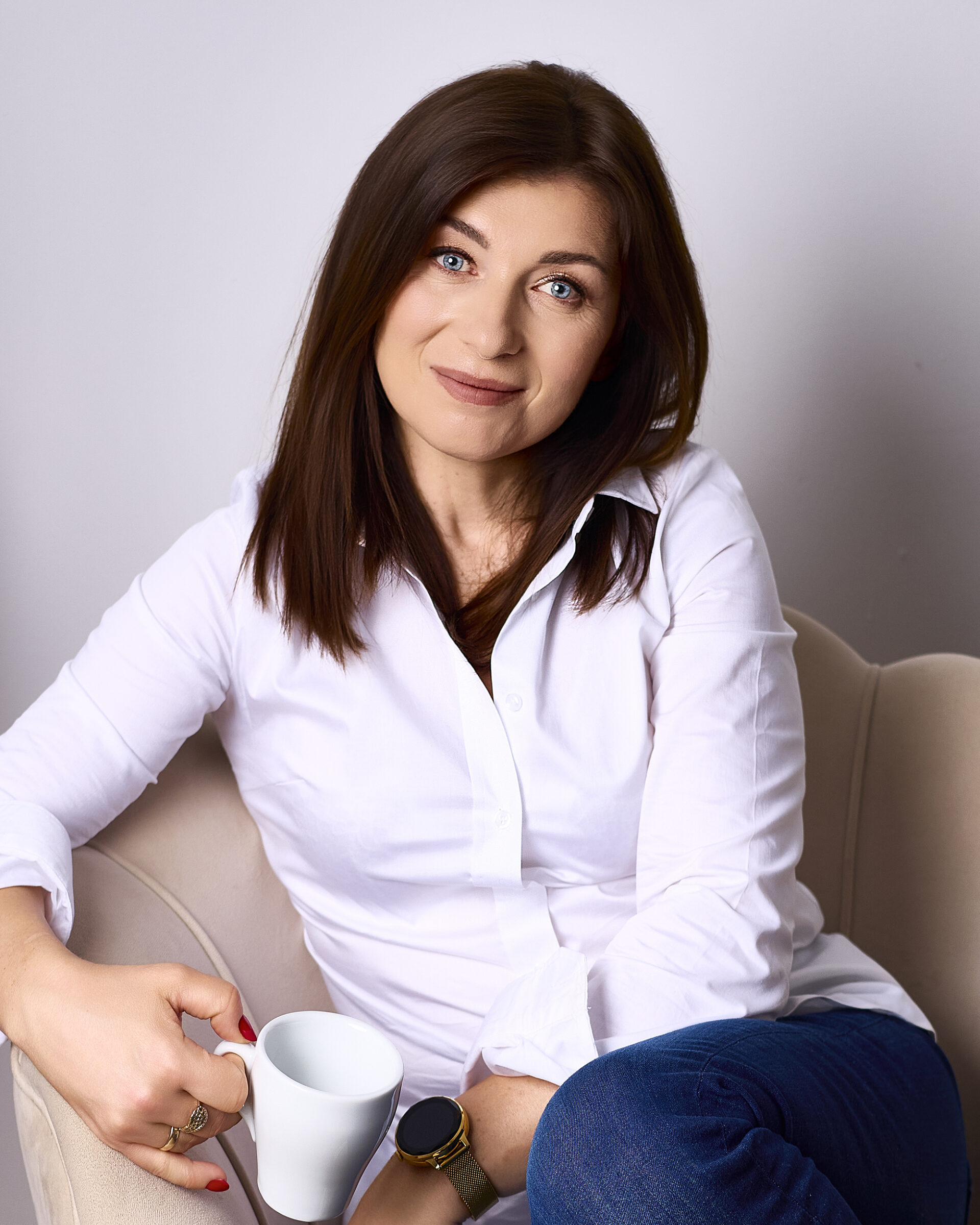 portret osobisty, kobieta w białej koszuli, spojrzenie w kamerę